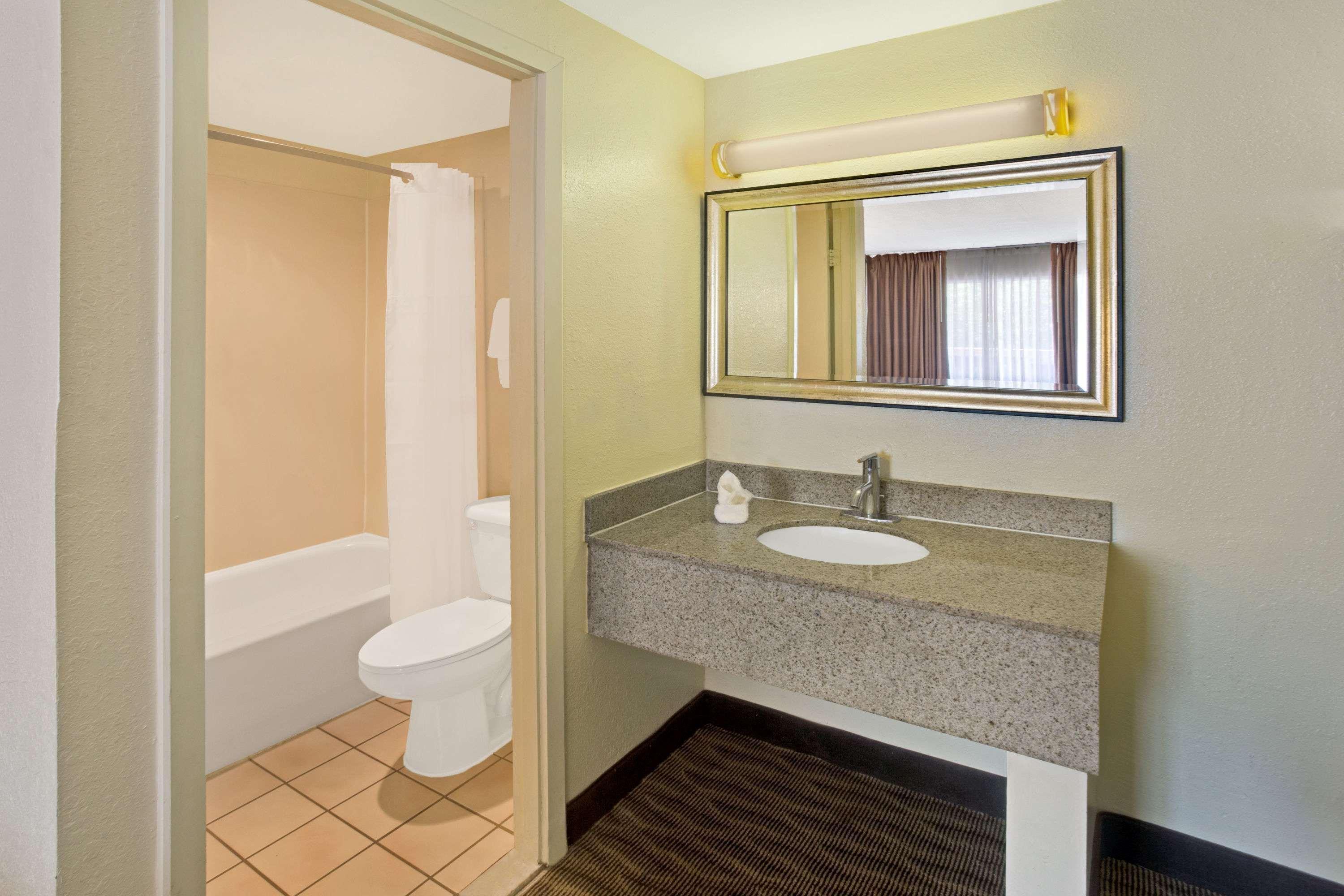 Days Inn By Wyndham Silver Spring Eksteriør billede